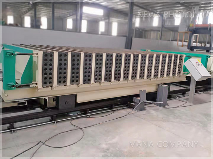 1636771571106026.jpg M03-24型墻板產(chǎn)線-成型主機(jī).jpg